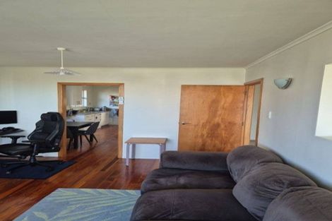 Photo of property in 38 Potter Avenue, Northcote, Auckland, 0627