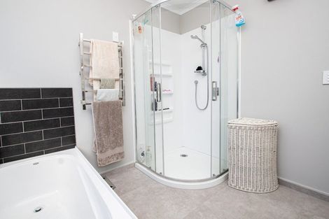 Photo of property in 42 Jarrett Terrace, Leamington, Cambridge, 3432