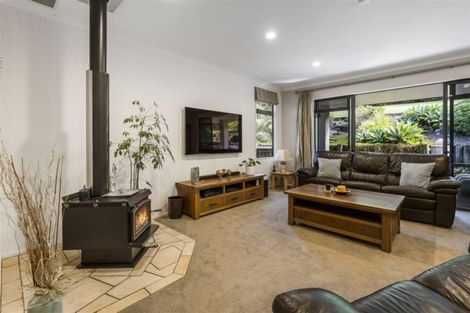 Photo of property in 12a Hobbs Road, Matakatia, Whangaparaoa, 0930
