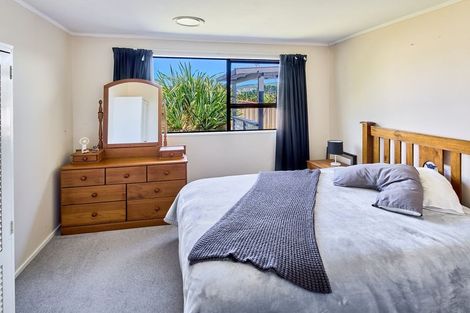 Photo of property in 20 Lyndfield Lane, Newlands, Wellington, 6037
