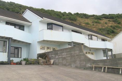 Photo of property in 1/422 Queens Drive, Lyall Bay, Wellington, 6022