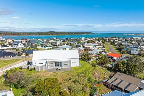 Photo of property in 2 Rangeview Rise, Foxton Beach, Foxton, 4815