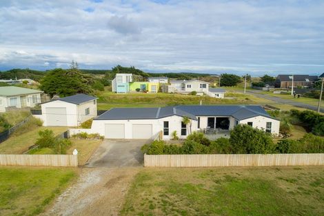 Photo of property in 31 Marine Parade South, Foxton Beach, Foxton, 4815