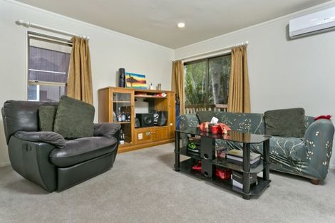 Photo of property in 1/5 Wyvern Place, Glenfield, Auckland, 0629