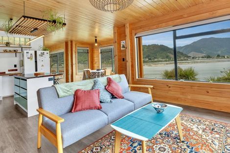 Photo of property in 127 Queen Charlotte Drive, Havelock, Picton, 7281