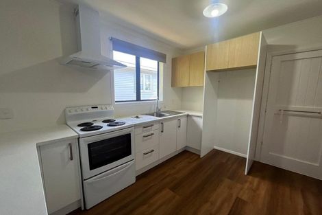 Photo of property in 11 Springside Place, New Lynn, Auckland, 0600
