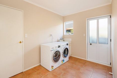 Photo of property in 8 Rosebank Avenue, Kelvin Grove, Palmerston North, 4414
