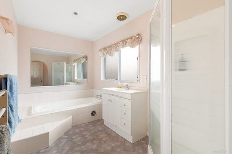 Photo of property in 7 Anure Place, Highland Park, Auckland, 2010