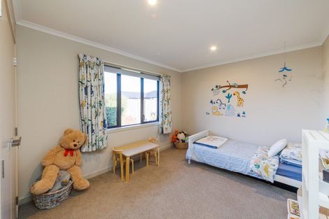 Photo of property in 34 Cyprus Place, Fitzherbert, Palmerston North, 4410