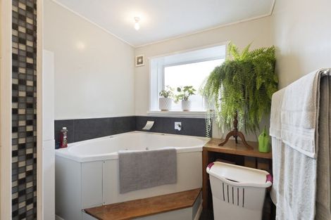 Photo of property in 8 Wairau Place, Kelvin Grove, Palmerston North, 4414