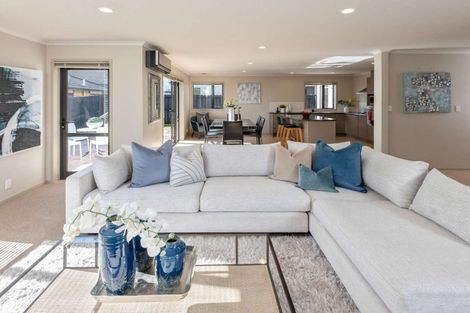 Photo of property in 2 Jack Place, Flat Bush, Auckland, 2019