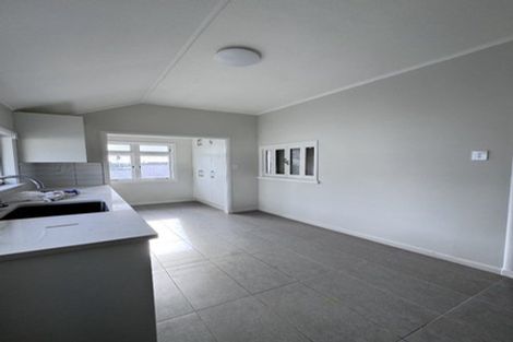 Photo of property in 39 Staveley Avenue, Mount Roskill, Auckland, 1041