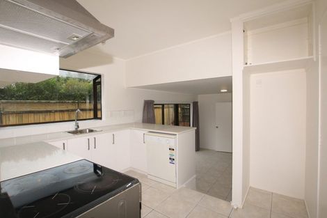 Photo of property in 2/8 Delisle Place, Windsor Park, Auckland, 0632