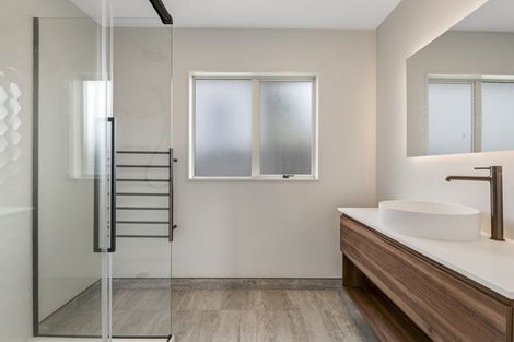 Photo of property in 2/2 Rook Place, Unsworth Heights, Auckland, 0632