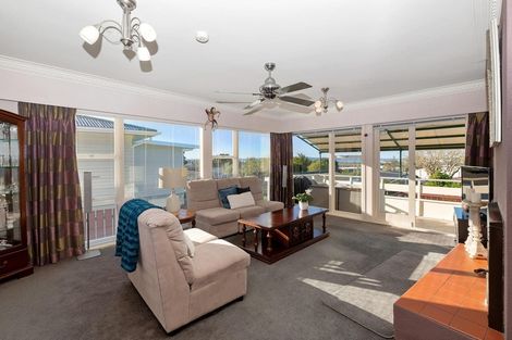 Photo of property in 6 Fowey Avenue, Te Atatu South, Auckland, 0610
