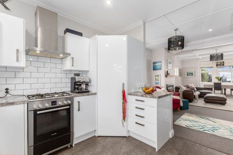 Photo of property in 75 Marine Parade, Eastbourne, Lower Hutt, 5013