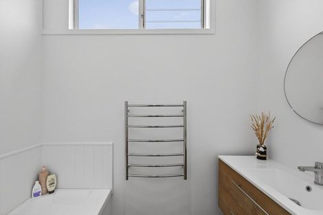 Photo of property in 8 Evelyn Place, Welbourn, New Plymouth, 4310