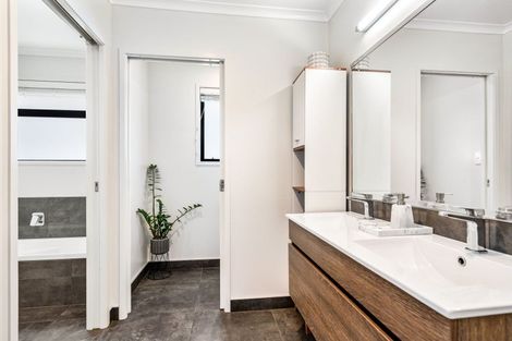 Photo of property in 32 Waitemata Drive, One Tree Point, 0118