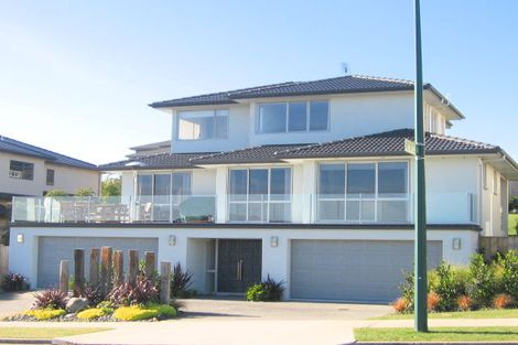 Photo of property in 52 Moyrus Crescent, East Tamaki Heights, Auckland, 2016