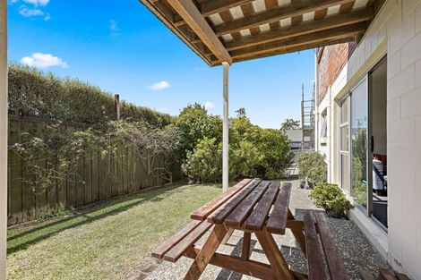 Photo of property in 2/12 Beechwood Road, Rothesay Bay, Auckland, 0630