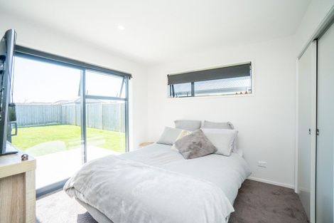 Photo of property in 8 Cyprus Place, Fitzherbert, Palmerston North, 4410