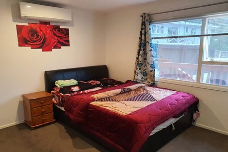 Photo of property in 2/527 Glenfield Road, Glenfield, Auckland, 0629