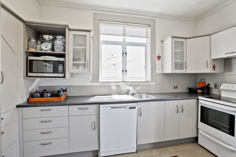 Photo of property in 13 Paynters Avenue, Strandon, New Plymouth, 4312