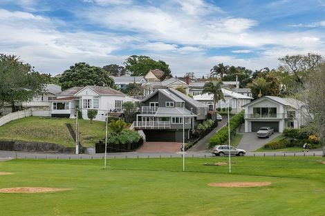 Photo of property in 1/4 Denby Lane, Northcote Point, Auckland, 0627