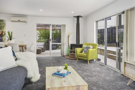 Photo of property in 18 Cottam Grove, Northcross, Auckland, 0632