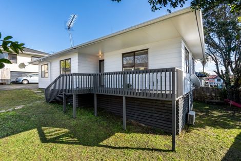 Photo of property in 2/16 Caribbean Drive, Unsworth Heights, Auckland, 0632