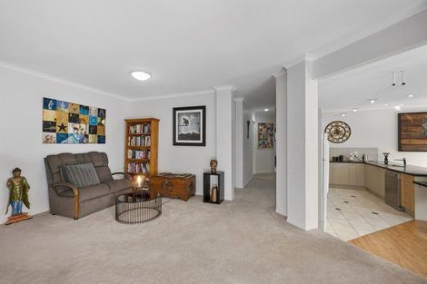 Photo of property in 5 Springwater Vale, Unsworth Heights, Auckland, 0632