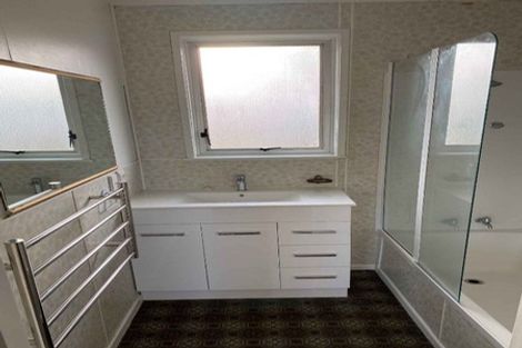 Photo of property in 111 Farquhar Road, Glendene, Auckland, 0602