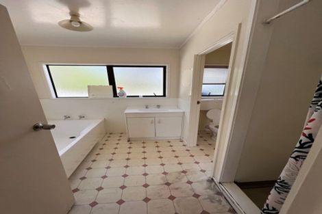 Photo of property in 28 Orton Street, Glenfield, Auckland, 0627