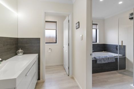 Photo of property in 18 Feist Street, Carterton, 5713