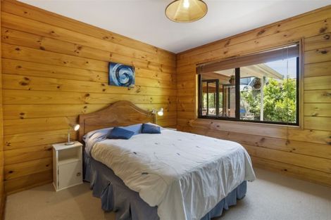 Photo of property in 6 Tasman Avenue, Henderson Valley, Auckland, 0614