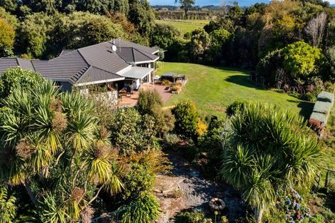 Photo of property in 1343 Devon Road, Brixton, Waitara, 4382
