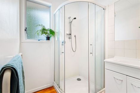 Photo of property in 3 Temuri Place, Glendene, Auckland, 0602