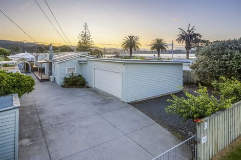 Photo of property in 3 Karaka Road, Kawakawa Bay, Papakura, 2585