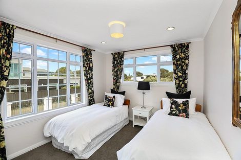 Photo of property in 1 Kawaroa Lane, New Plymouth, 4310