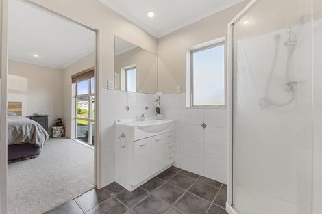 Photo of property in 19 Walnut Grove, Kelvin Grove, Palmerston North, 4414