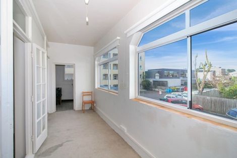 Photo of property in Devonport Apartments, 5/127 Saint Aubyn Street, New Plymouth, 4310