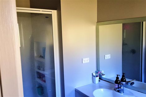 Photo of property in 136 Stratford Drive, Cable Bay, 0420