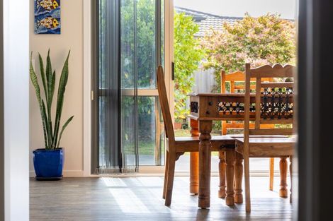 Photo of property in 28 Simpson Crescent, Raumati Beach, Paraparaumu, 5032