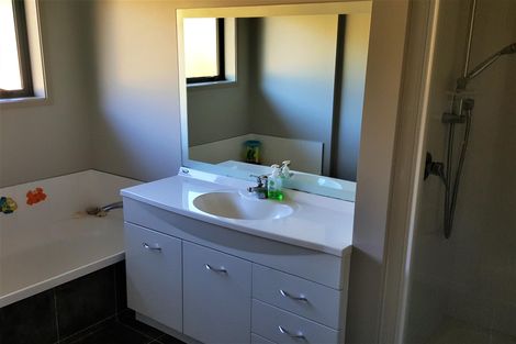 Photo of property in 136 Stratford Drive, Cable Bay, 0420