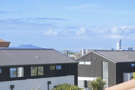 Photo of property in 194 Chivalry Road, Glenfield, Auckland, 0629