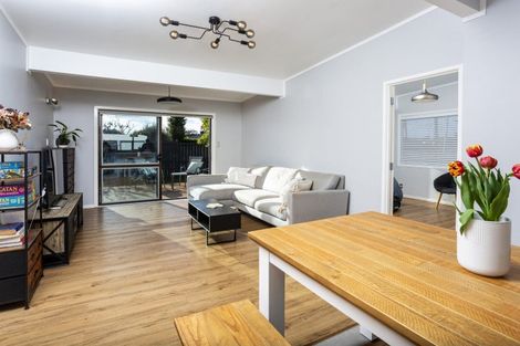 Photo of property in 2/7 Eskdale Road, Birkdale, Auckland, 0626