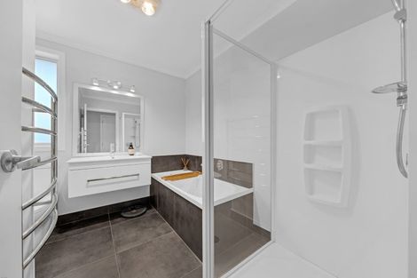 Photo of property in 15 Malbec Place, Huapai, Kumeu, 0810