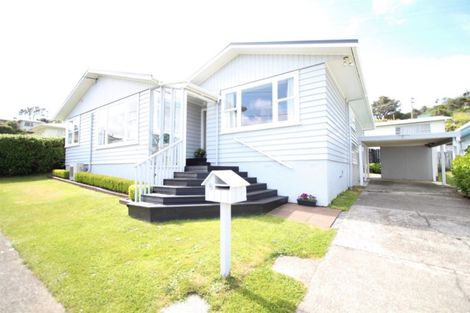 Photo of property in 8 Griffiths Grove, Newlands, Wellington, 6037