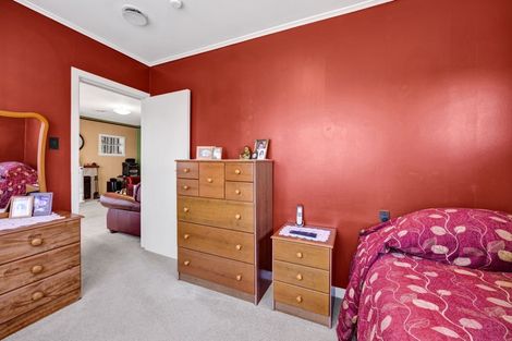 Photo of property in 77 Omata Road, Marfell, New Plymouth, 4310