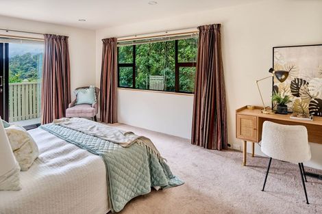 Photo of property in 9 Whiorau Grove, Lowry Bay, Lower Hutt, 5013